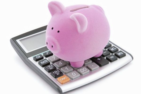 Ein pinkes Sparschwein steht auf einem alten Taschenrechner als Symbol für clevere Finanzierungslösungen Ihrer Solaranlage in Aschaffenburg.