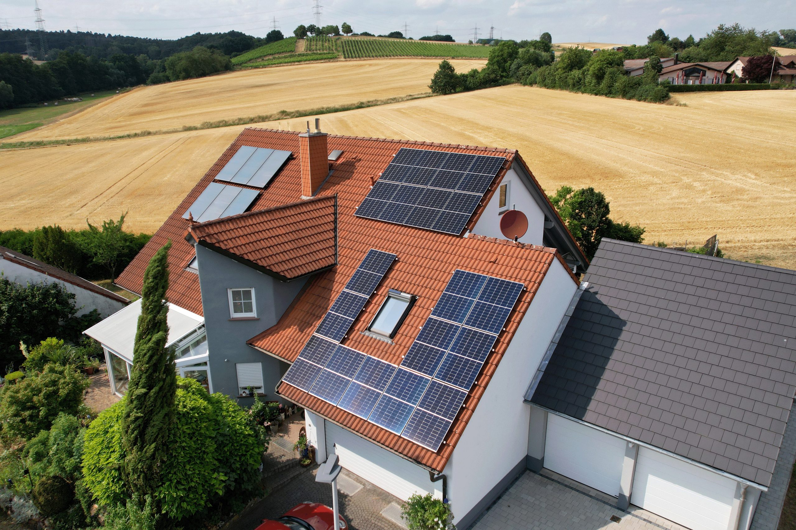 Professionell installierte Photovoltaikanlage auf einem Einfamilienhaus im Rhein-Main-Gebiet. Die Installation zeigt die fachgerechte Belegung verschiedener Dachflächen zur effizienten Gewinnung von Solarenergie.