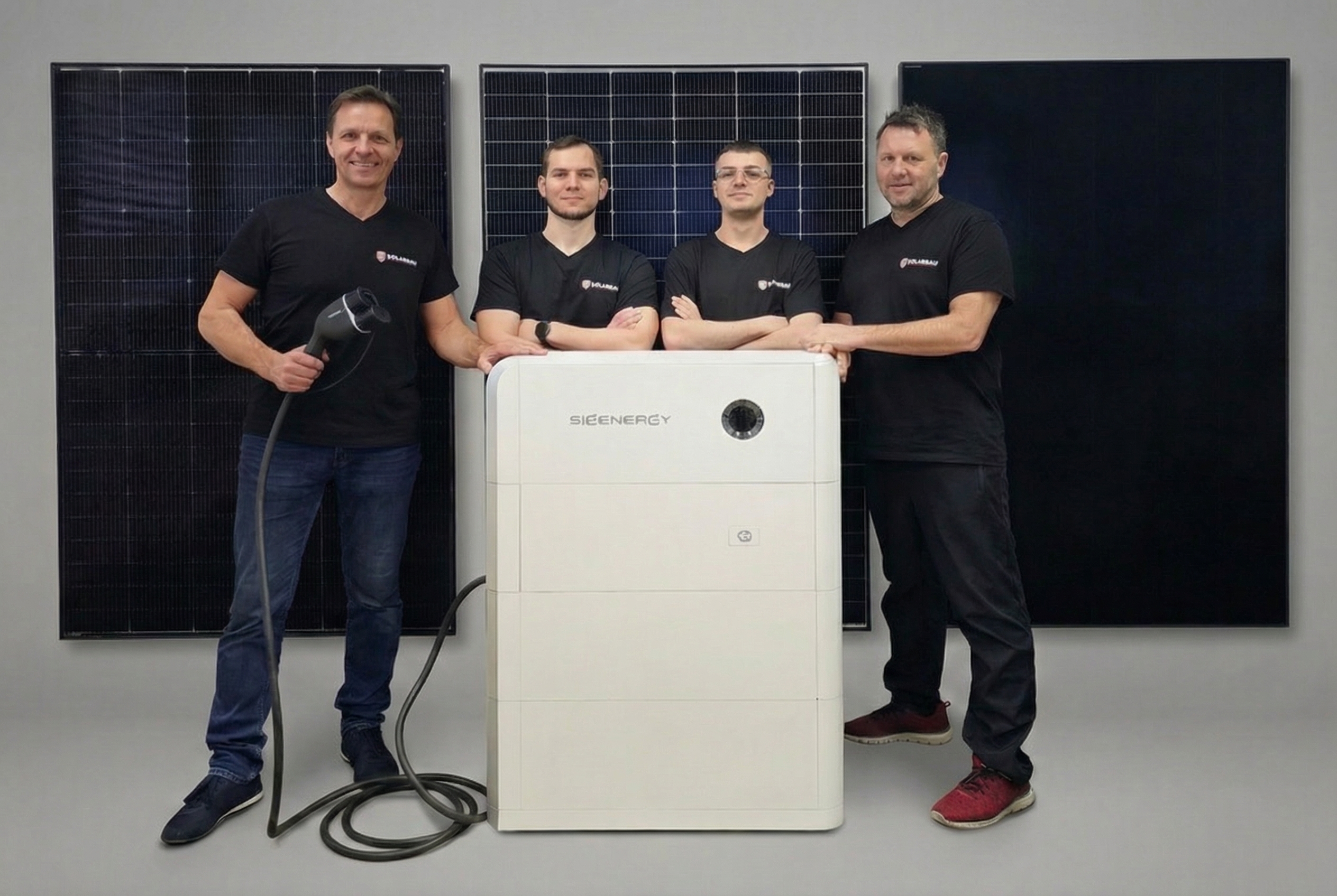 Team Solarfirma Aschaffenburg Stromspeicher Das Kernteam der Solarfirma HF Solarbau präsentiert einen modernen Stromspeicher.