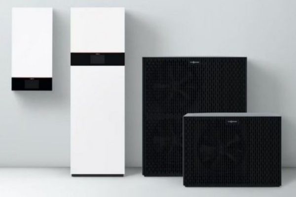 Eine Auswahl an modernen, weißen und schwarzen Wärmepumpen für energieeffizientes Heizen in Aschaffenburg.